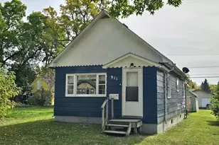 911 7th St, International Falls, MN 56649 - Photo 2