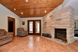 386 Pleasant Hill Dr, Winona, MN 55987 - Photo 2