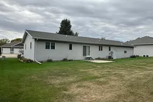 305 E Veterans Dr, Luverne, MN 56156 - Photo 2