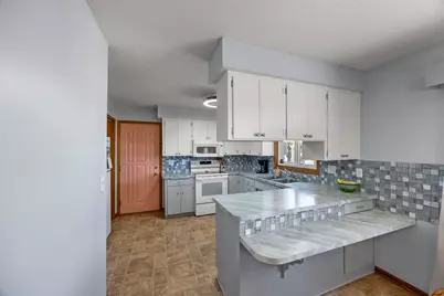 326 Larson Street SW, Hutchinson, MN 55350 - Photo 10