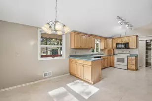 104 Mark Dr NE, Hutchinson, MN 55350 - Photo 4