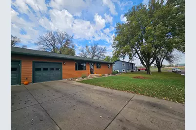 804 6th Avenue SE, Pipestone, MN 56164 - Photo 2