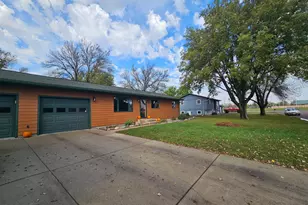 804 6th Ave SE, Pipestone, MN 56164 - Photo 2