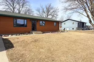 804 6th Ave SE, Pipestone, MN 56164 - Photo 2