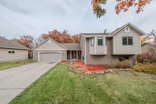 1568 Lakewood Dr N, Maplewood, MN 55119 - Photo 2