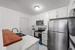 8526 S Maplebrook Cir, Brooklyn Park, MN 55445 - Photo 4