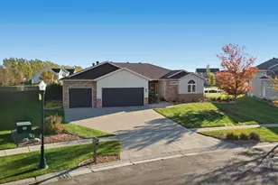 4704 Woodhaven St S, Fargo, ND 58104 - Photo 2