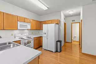 700 Kingfisher Ln, Woodbury, MN 55125 - Photo 4