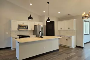 1427 Cullen St, Saint Peter, MN 56082 - Photo 2