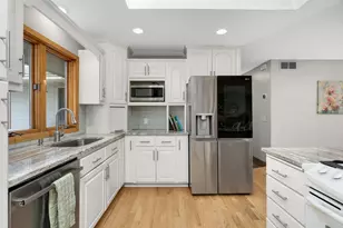 5124 Heritage Hills Dr, Bloomington, MN 55437 - Photo 10