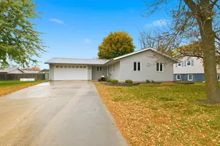 2712 12th Ave NW, Willmar, MN 56201 - Photo 1