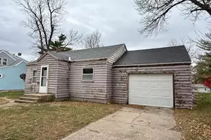 700 Drake Ave, Windom, MN 56101 - Photo 1