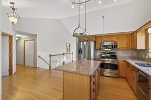 14606 Beverley Ln, Savage, MN 55378 - Photo 4