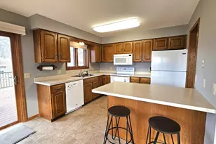 570 Jackson St SW, Hutchinson, MN 55350 - Photo 6