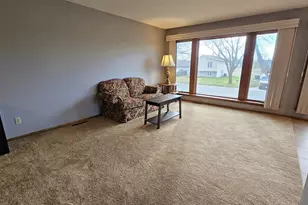 570 Jackson St SW, Hutchinson, MN 55350 - Photo 4