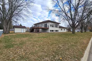 570 Jackson St SW, Hutchinson, MN 55350 - Photo 2