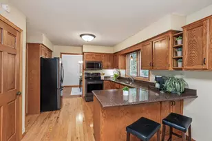 567 Lakewood Dr S, Maplewood, MN 55119 - Photo 6