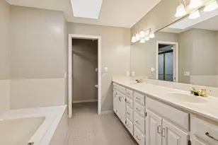 1135 Hollybrook Dr, Wayzata, MN 55391 - Photo 26