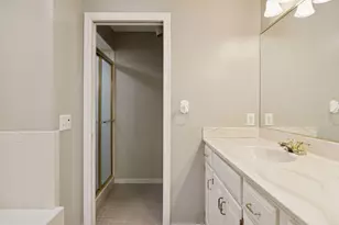 1135 Hollybrook Dr, Wayzata, MN 55391 - Photo 28