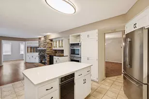 1135 Hollybrook Dr, Wayzata, MN 55391 - Photo 14
