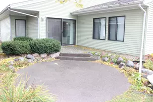 520 Graham St SW, Hutchinson, MN 55350 - Photo 2