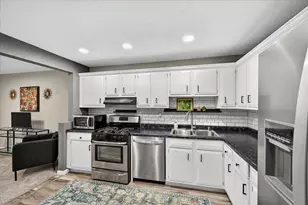 8928 Neill Lake Rd, Eden Prairie, MN 55347 - Photo 10