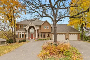 11338 Hawk High Ct, Eden Prairie, MN 55347 - Photo 4