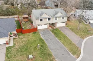 1281 Edgehill Ct, Maplewood, MN 55109 - Photo 2