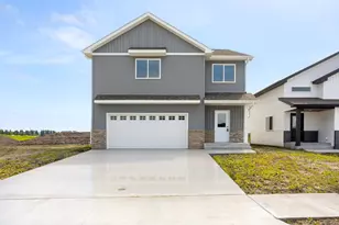 2611 38th Ave S, Moorhead, MN 56560 - Photo 1