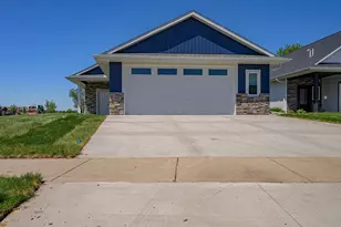 1332 Bradford St SE, Hutchinson, MN 55350 - Photo 2