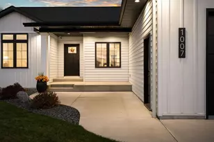 1007 28th St SW, Austin, MN 55912 - Photo 2