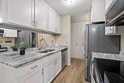 2800 Hamline Avenue N #112, Roseville, MN 55113 - Photo 2