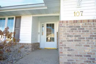 107 Shiloh Ct, Mankato, MN 56001 - Photo 2