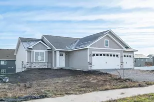 929 Prestwick Dr, Belle Plaine, MN 56011 - Photo 2