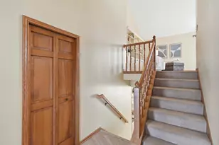 185 Cascade Ct, Chanhassen, MN 55317 - Photo 2
