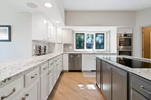 11808 Tapestry Ln, Hopkins, MN 55305 - Photo 4