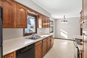 6381 Rath Dr, Woodbury, MN 55125 - Photo 10