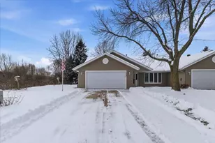 1079 S Pointe Dr, Hastings, MN 55033 - Photo 2