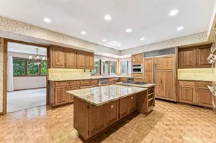 10752 Mt Curve Rd, Eden Prairie, MN 55347 - Photo 4