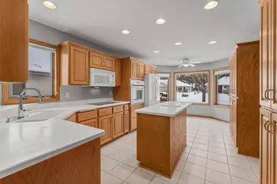 547 Woodside Court, Shakopee, MN 55379 - Photo 4