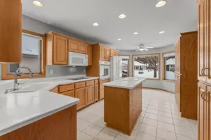 547 Woodside Ct, Shakopee, MN 55379 - Photo 4