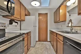 2052 Bradley St, Maplewood, MN 55117 - Photo 10