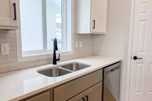 6722 Meadow View Dr S, Fargo, ND 58104 - Photo 8