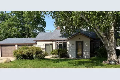 202 7th Avenue SW, Pipestone, MN 56164 - Photo 1