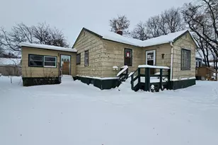 414 Crocker Ave S, Thief River Falls, MN 56701 - Photo 2