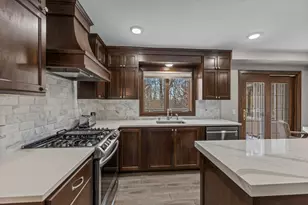 4687 Parkridge Dr, Eagan, MN 55123 - Photo 4