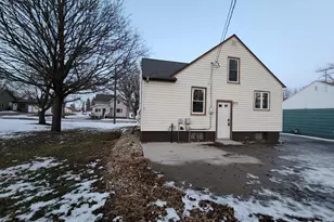 820 6th St SW, Pipestone, MN 56164 - Photo 4