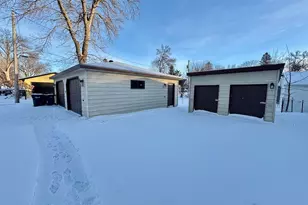 926 N Aurdal Ave, Fergus Falls, MN 56537 - Photo 2