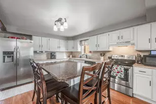 811 E 5th St, Blue Earth, MN 56013 - Photo 12