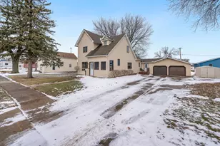 811 E 5th St, Blue Earth, MN 56013 - Photo 2